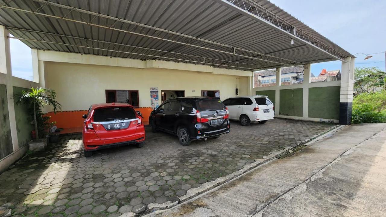 Hotel Metro Kudus Tanggulangin Экстерьер фото
